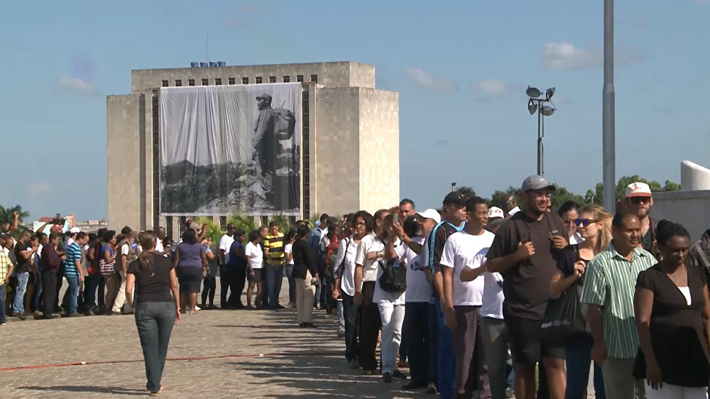 Тысячи кубинцев простились с Фиделем Кастро в Гаване