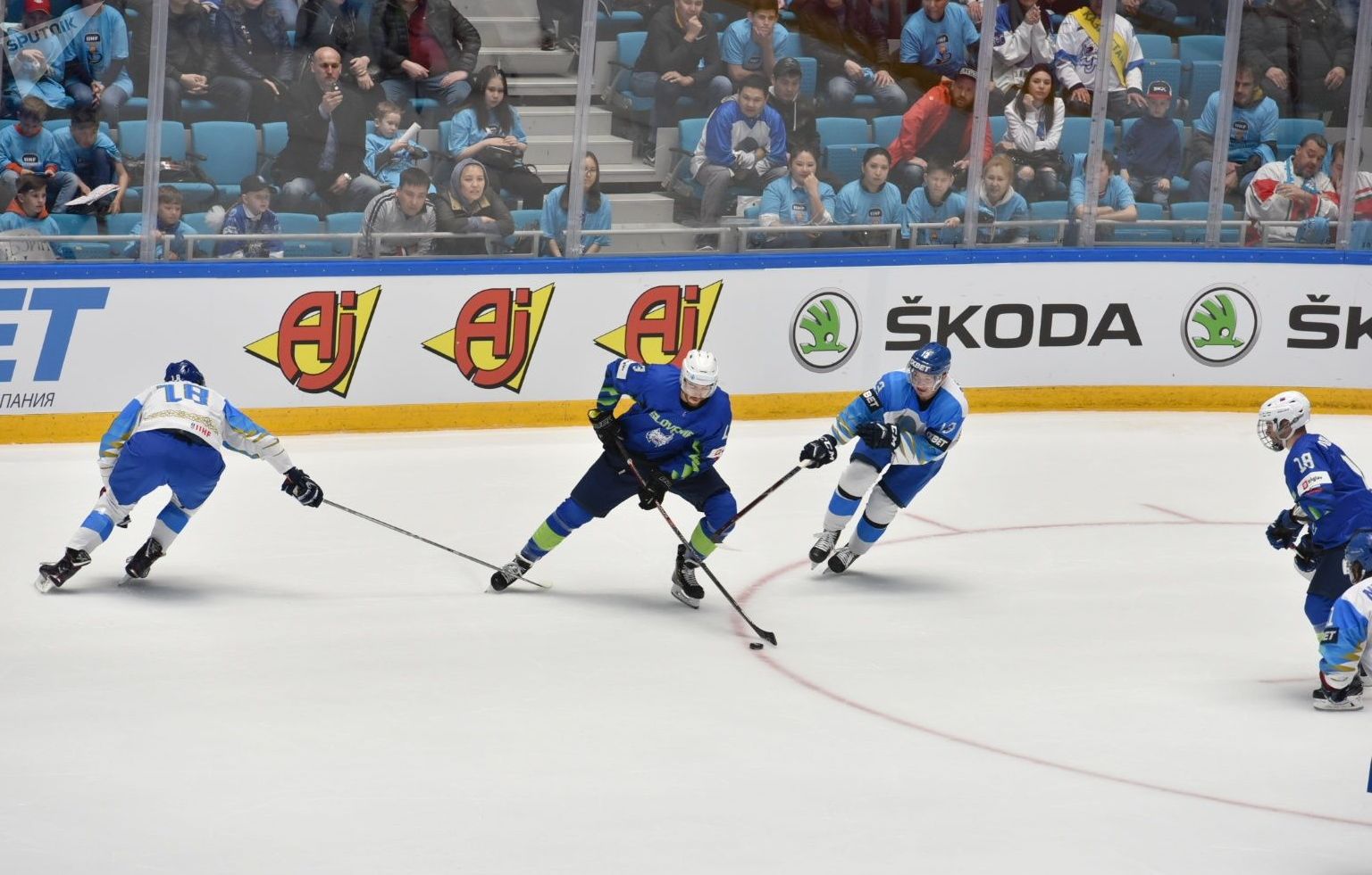Матч сборных Словении и Казахстана на чемпионате мира по хоккею первого дивизиона