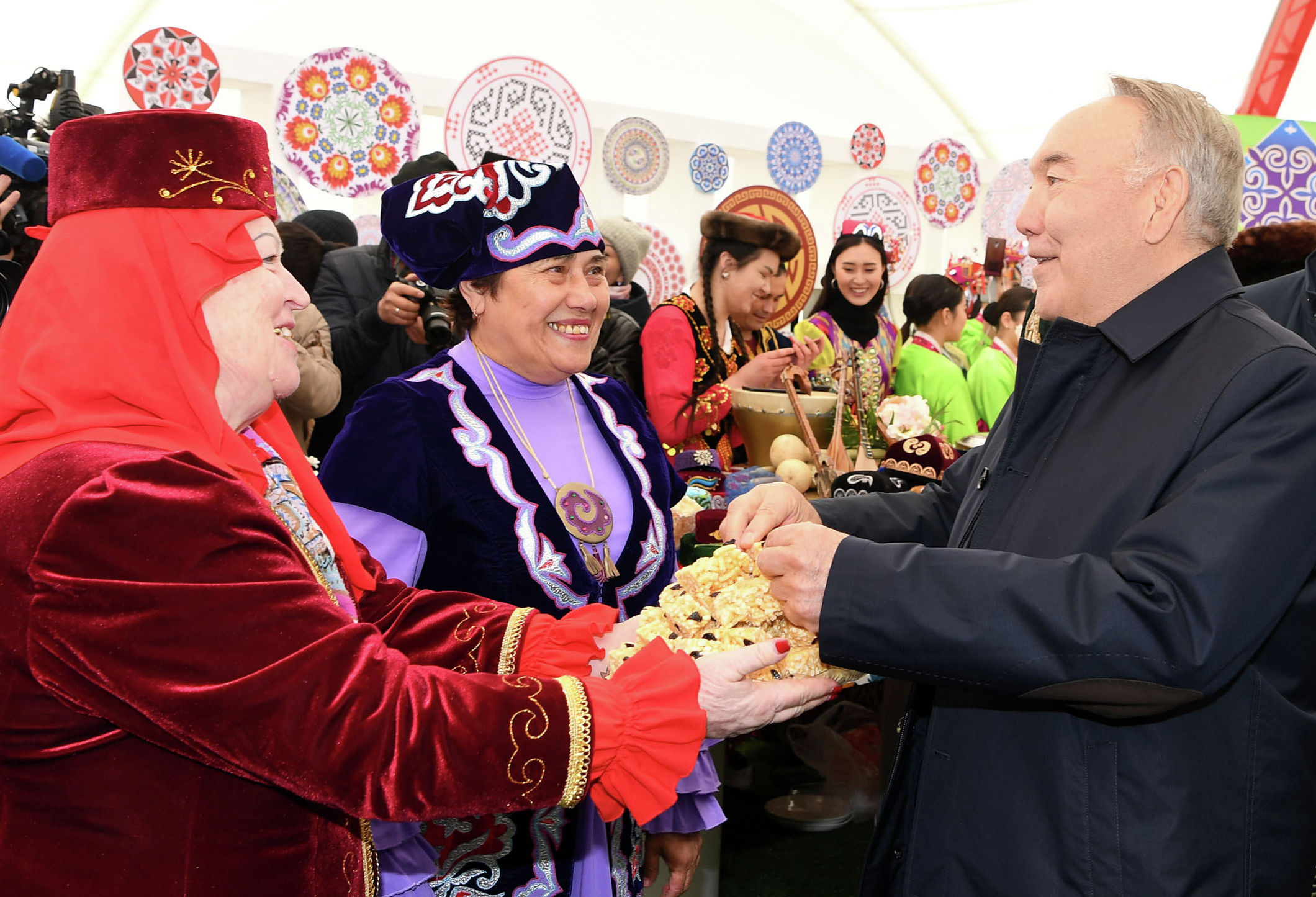 Елбасы Нурсултан Назарбаев посетил народные гуляния по случаю празднования Дня единства народа Казахстана