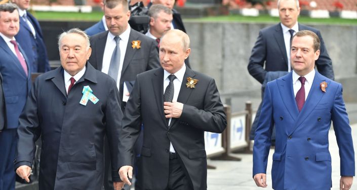 Нурсултан Наарбаев, Владимир Путин и Дмитрий Медведев на военном параде в честь 74-й годовщины Победы в ВОВ