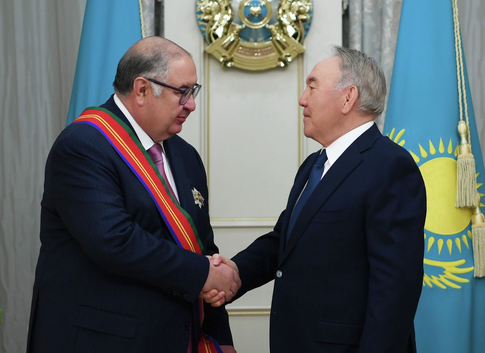 Первый президент Казахстана Нурсултан Назарбаев наградил учредителя компании USM Holdings Алишера Усманова орденом Достық