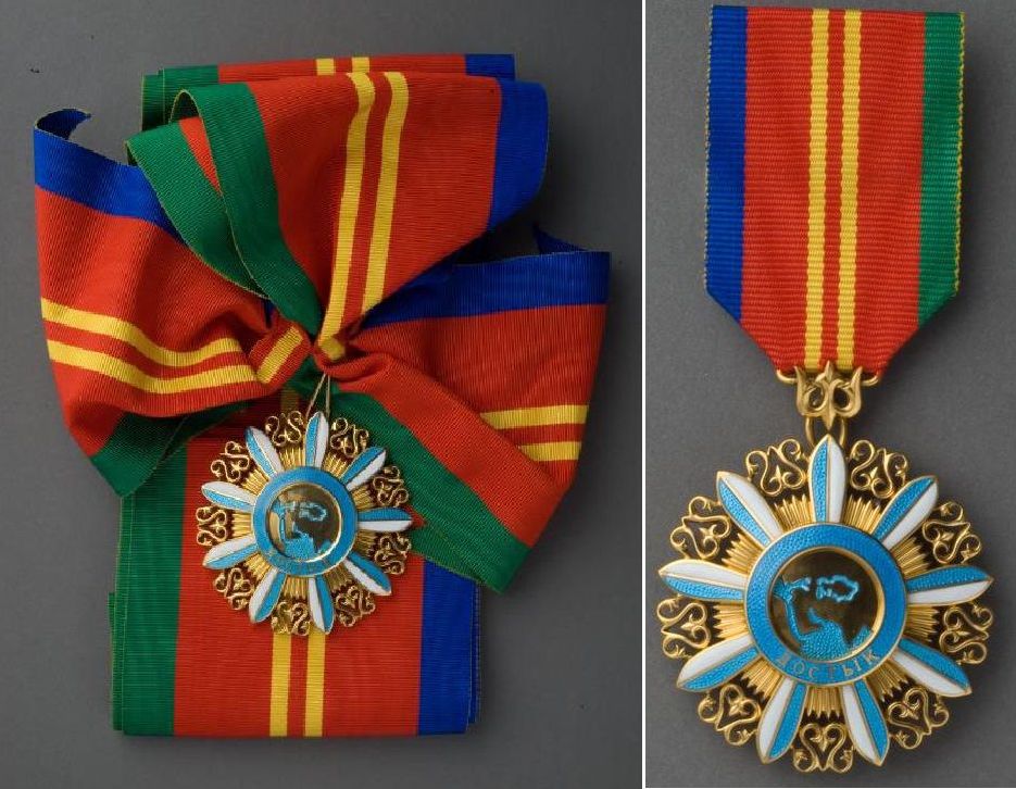 Орден Достық (Дружба) I степени (слева) и орден Достық (Дружба) II степени