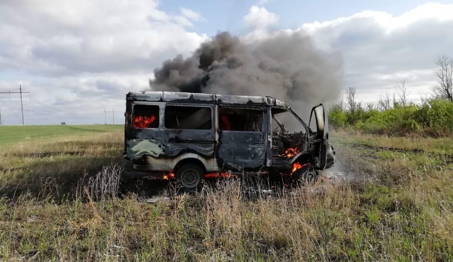 Микроавтобус загорелся в Северо-Казахстанской области