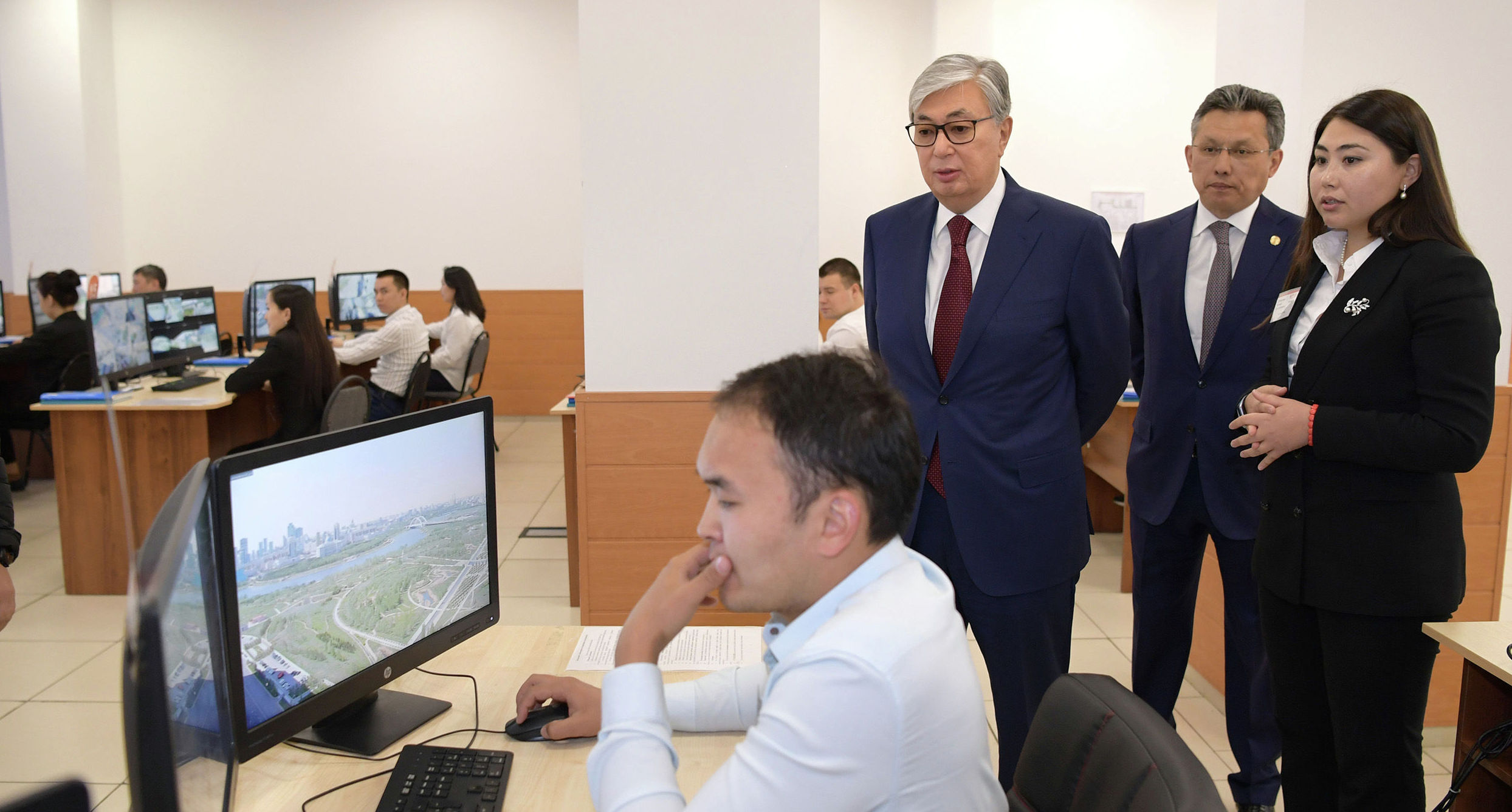 Президент Казахстана Касым-Жомарт Токаев ознакомился с работой столичного центра мониторинга и оперативного реагирования IKomek109
