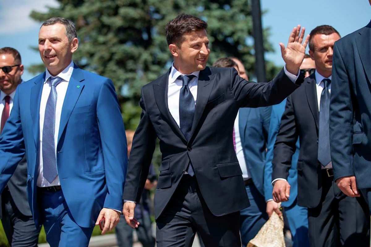  Президент Украины Владимир Зеленский и первый помощник президента Сергей Шефир (слева)