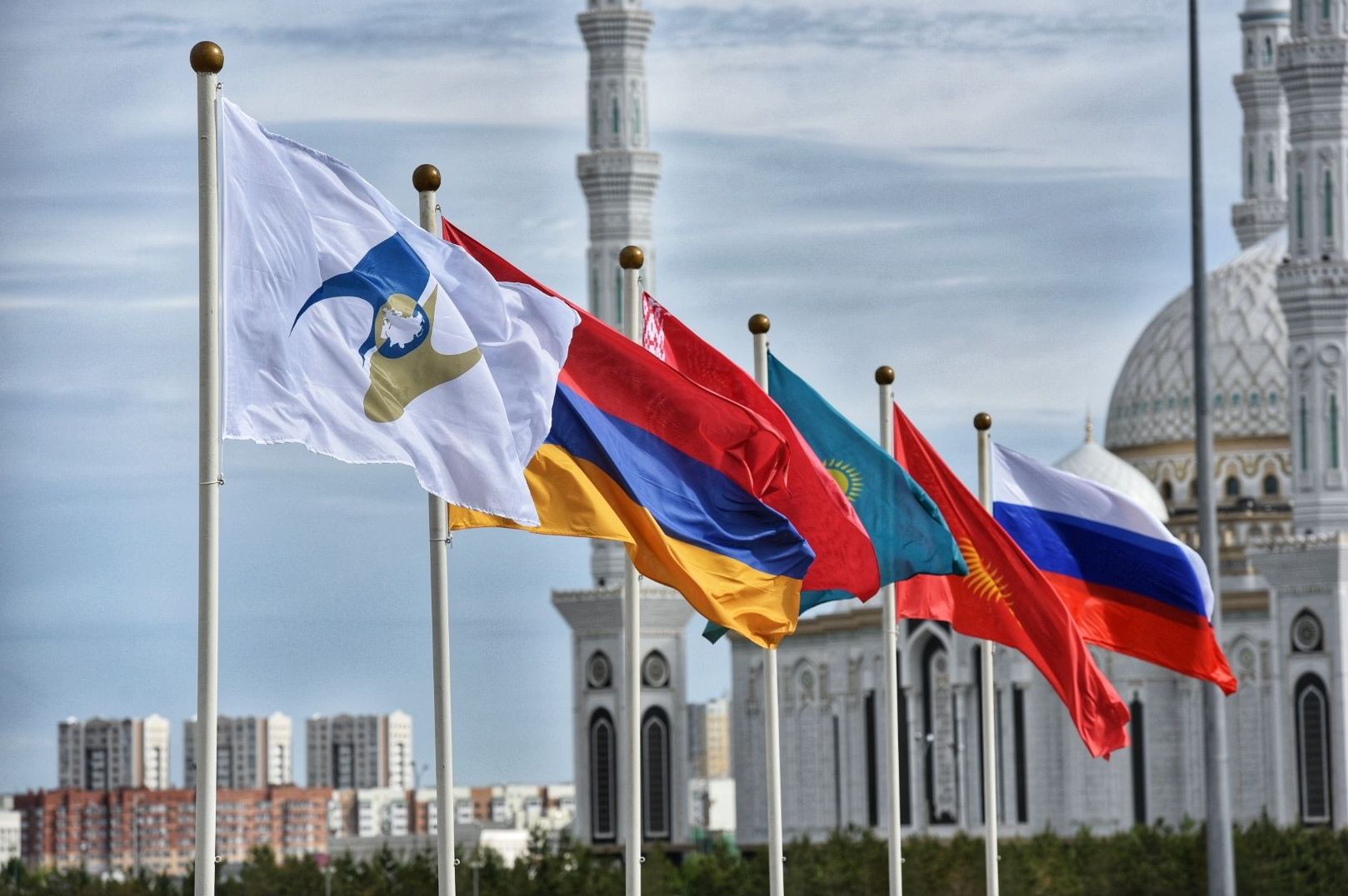 Флаги стран-участниц у Дворца Независимости перед началом юбилейного саммита ЕАЭС