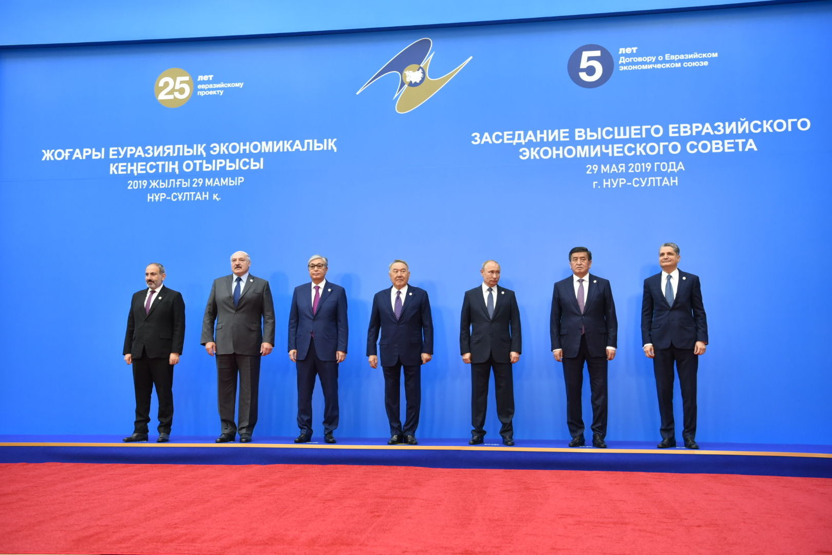 Главы ЕАЭС и Первый президент Казахстана - Елбасы Нурсултан Назарбаев фотографируются перед заседанием ВЕЭС