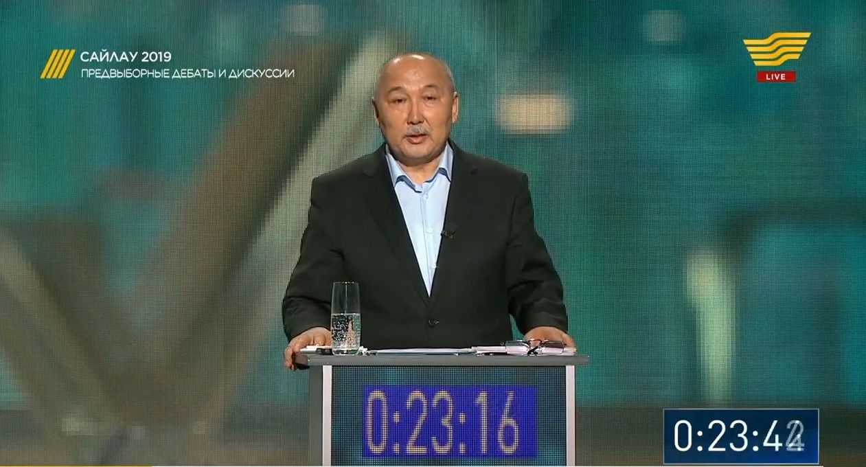 Кандидат в президенты Казахстана Амангельды Таспихов. Кадр из телетрансляции дебатов