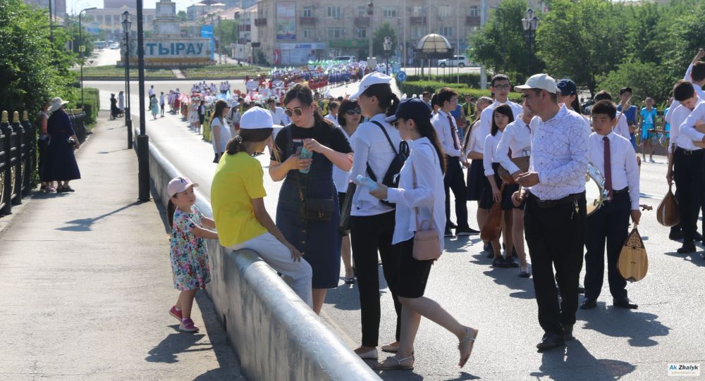 1 июня в Атырау: 22 ребенка получили тепловой удар на параде