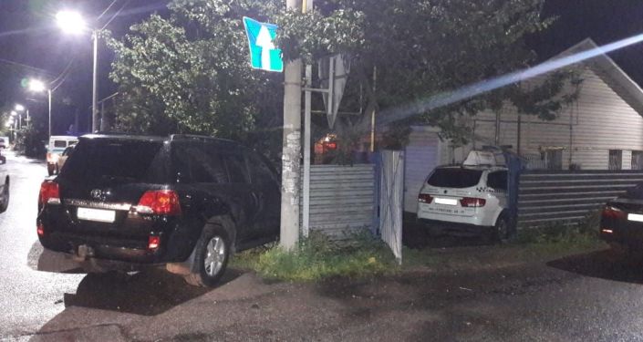 Такси автокөлігі Бөкейханов-Трудовой көшелерінің қиылысында тұрғын үйдің шарбағына соғылды