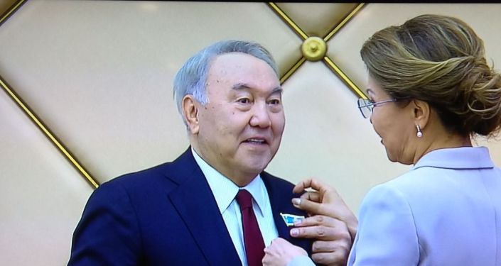 Дариға Назарбаева Елбасыға "Құрметті сенатор" төсбелгісін табыстады