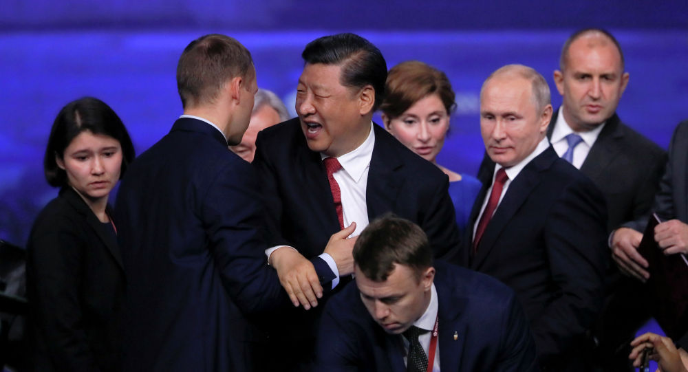 Сахнадан құлап бара жатқан Қытай төрағасын Путиннің күзетшілері ұстап қалды – видео