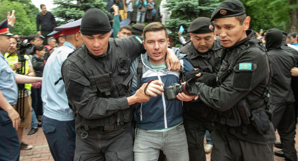 МВД: Девять журналистов задержали во время митингов