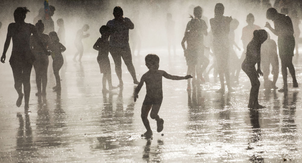 Горожане купаются в фонтане, архивное фото