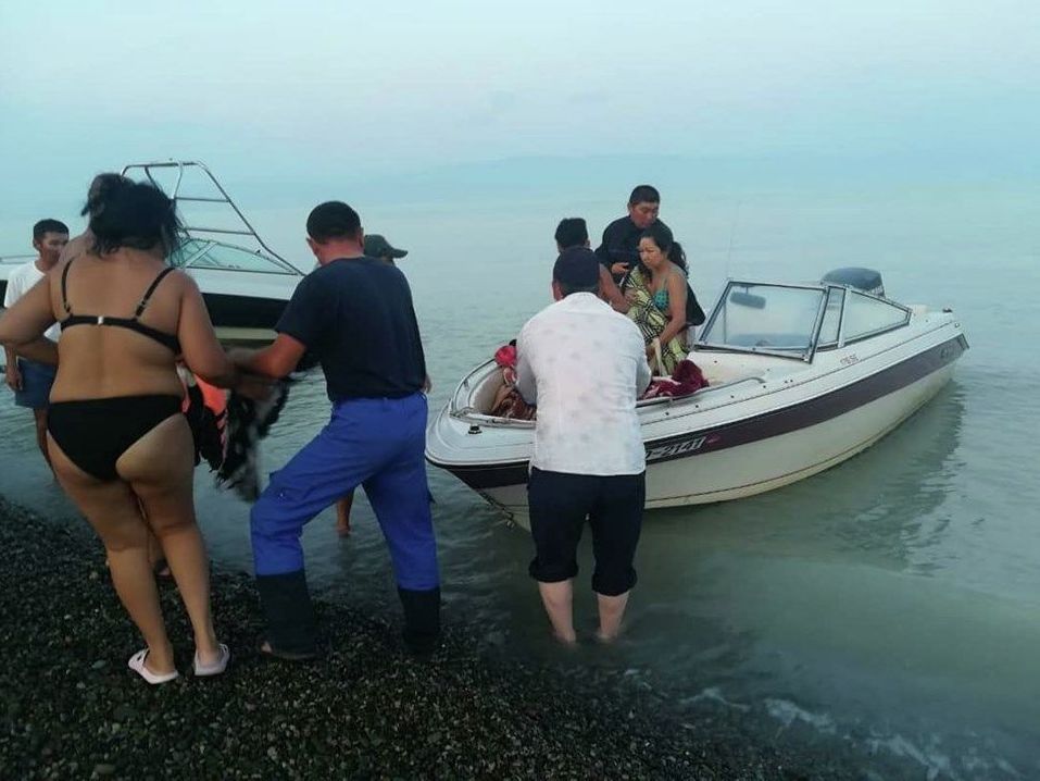 Алаколь: из-за шторма люди не смогли вернуться на берег и застряли на острове