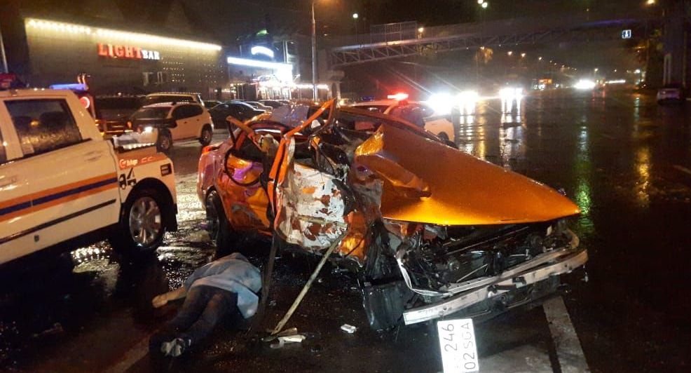 Тойота и Субару разбились вдребезги при смертельной аварии на пр. Раимбека