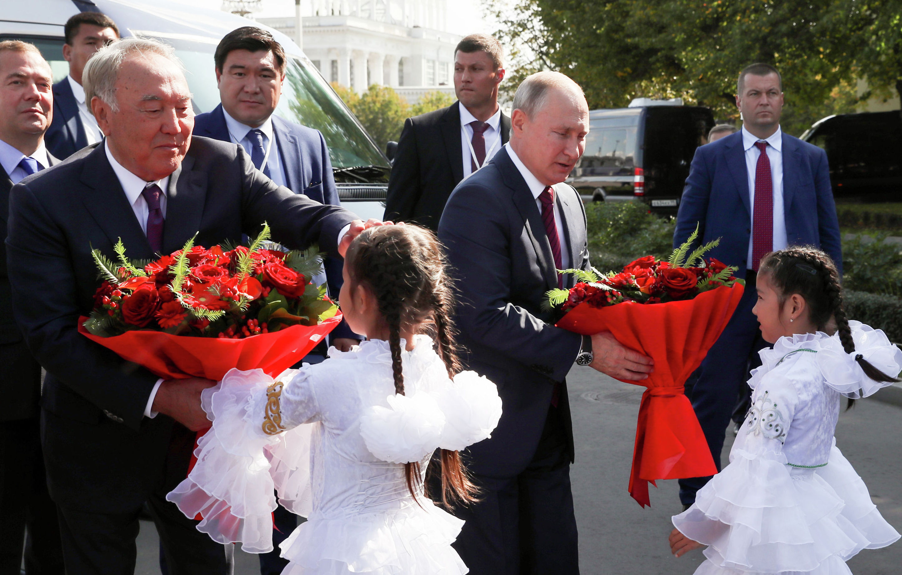Встреча Н. Назарбаева и В. Путина возле обновленного казахстанского павильона на ВДНХ