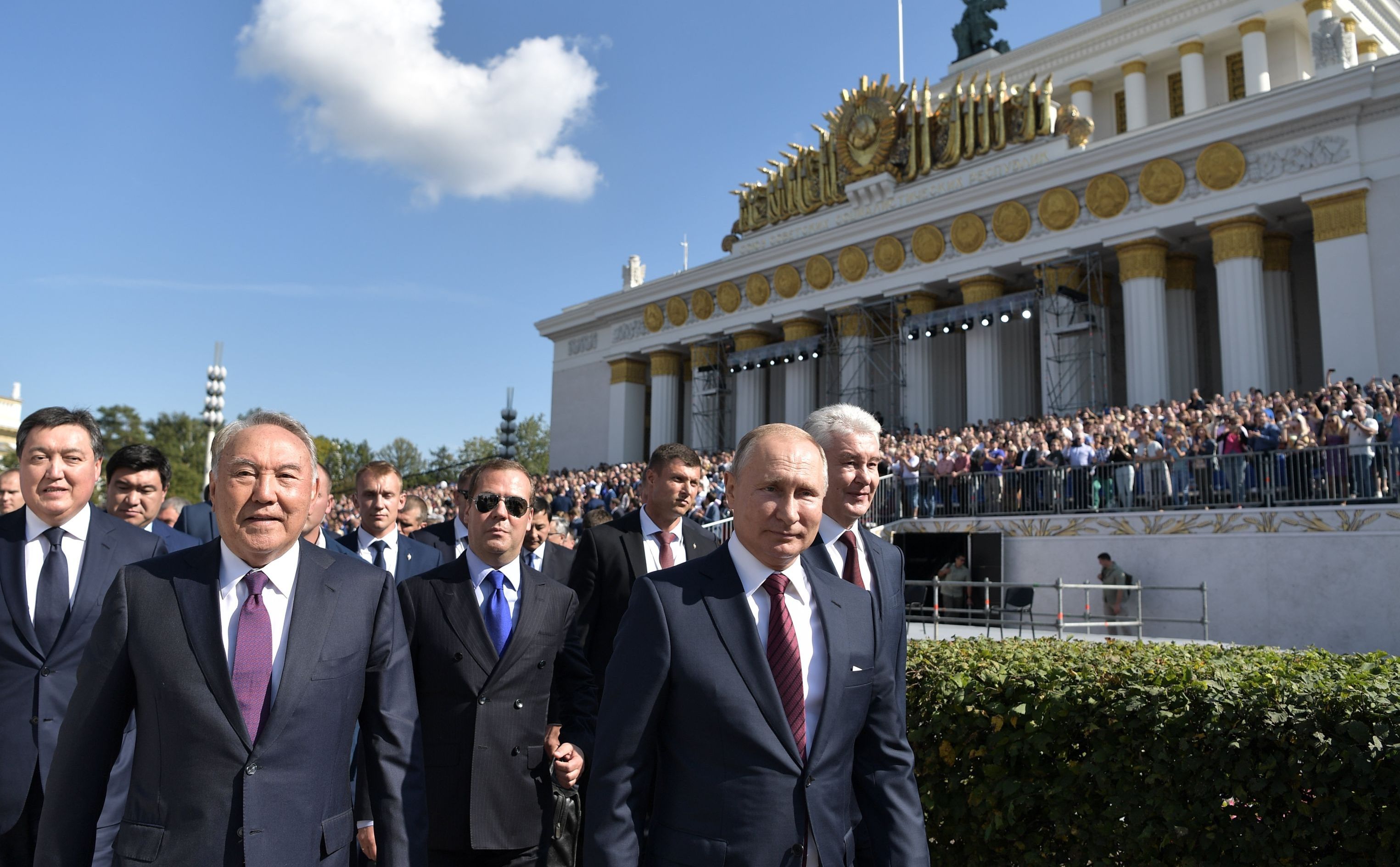 Н. Назарбаев, Д. Медведев и В. Путин на ВДНХ