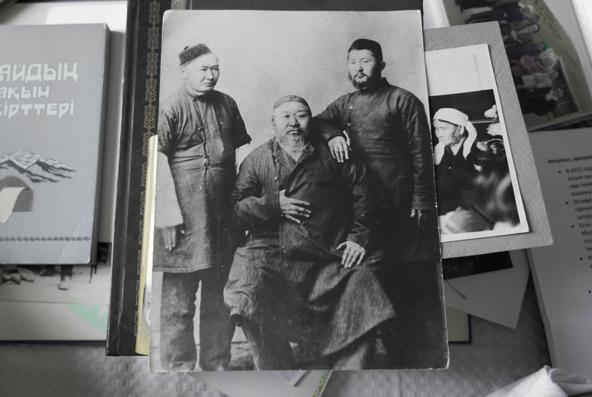 Абай (в центре) с сыновьями Акылбаем (слева) и Турагулом (справа)