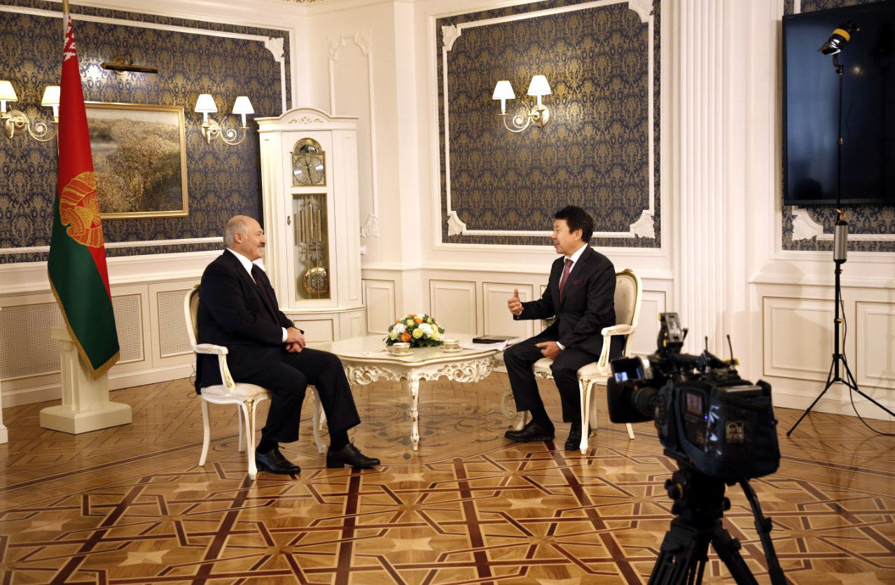 Во время интервью президента Беларуси с председателем правления  АО Агентство Хабар Ерланом Бекхожиным