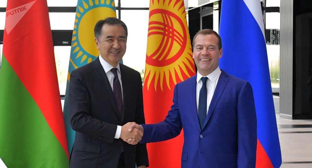 Премьер-министр РФ Дмитрий Медведев и премьер-министр Казахстана Бакытжан Сагинтаев, архивное фото