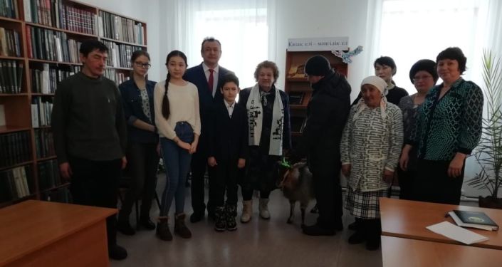 Павлодар облысында әкім бір жылда 125 кітап оқыған балаға ешкі сыйлады