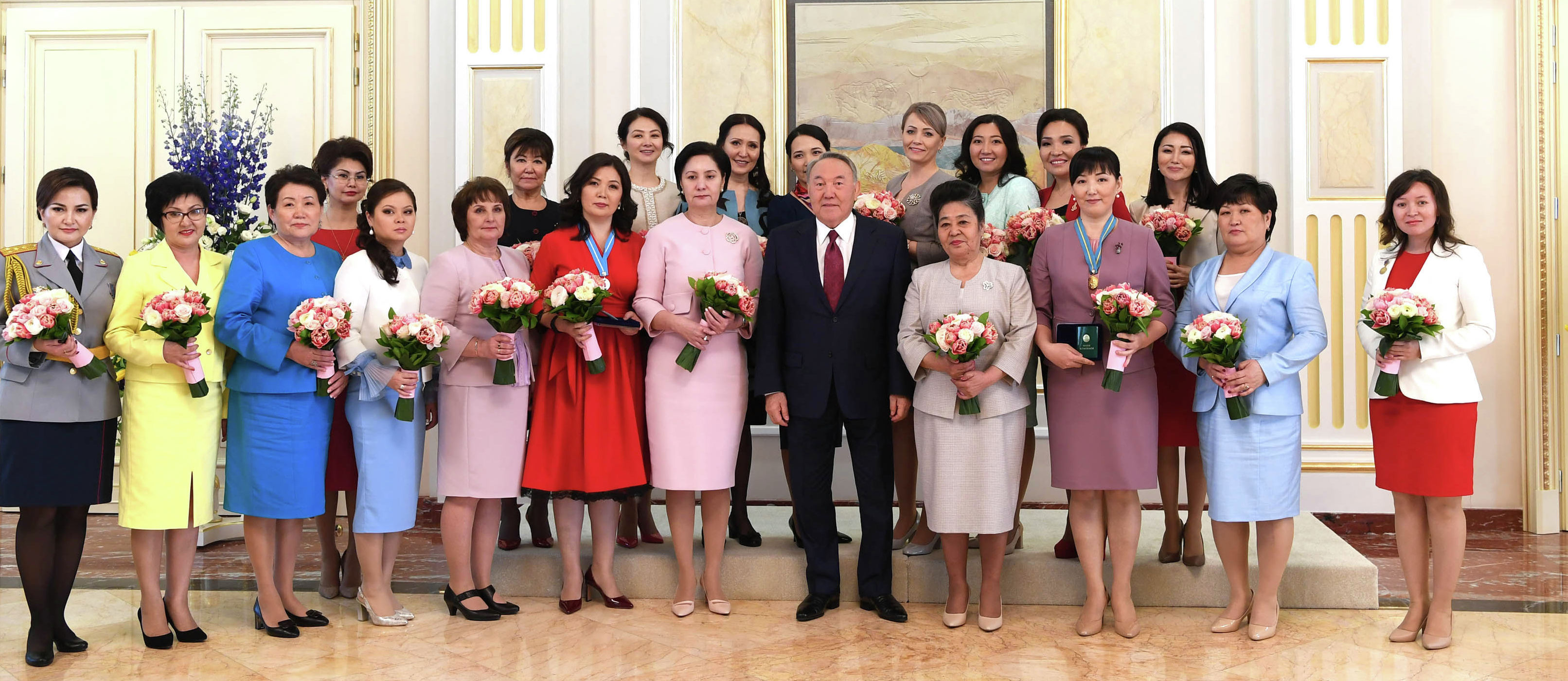 Нурсултан Назарбаев встретился с представительницами женской общественности
