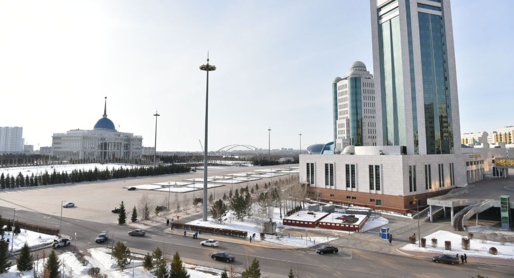 Резиденция президента Казахстана Акорда (слева) и здание правительства РК (справа)