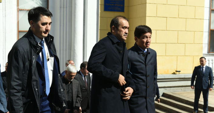Глава КНБ РК Карим Масимов (в центре) и аким Алматы Бауыржан Байбек на церемонии прощания с Кажимканом Масимовым