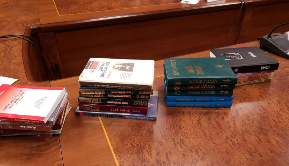 Книги казахских писателей, которые будут использованы при тестировании на знание государственного языка 