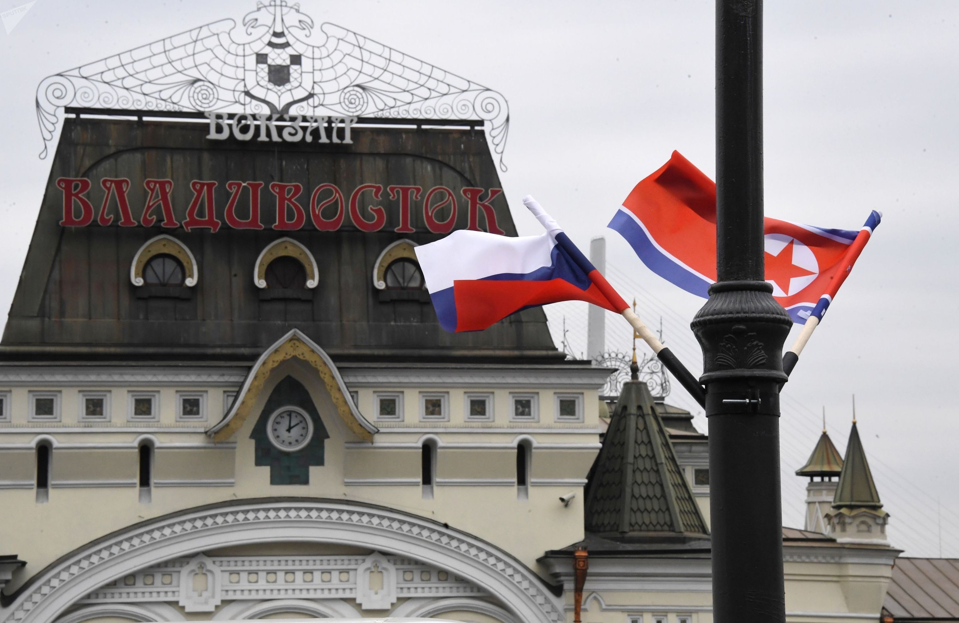 Флаги России и КНДР на железнодорожном вокзале Владивостока