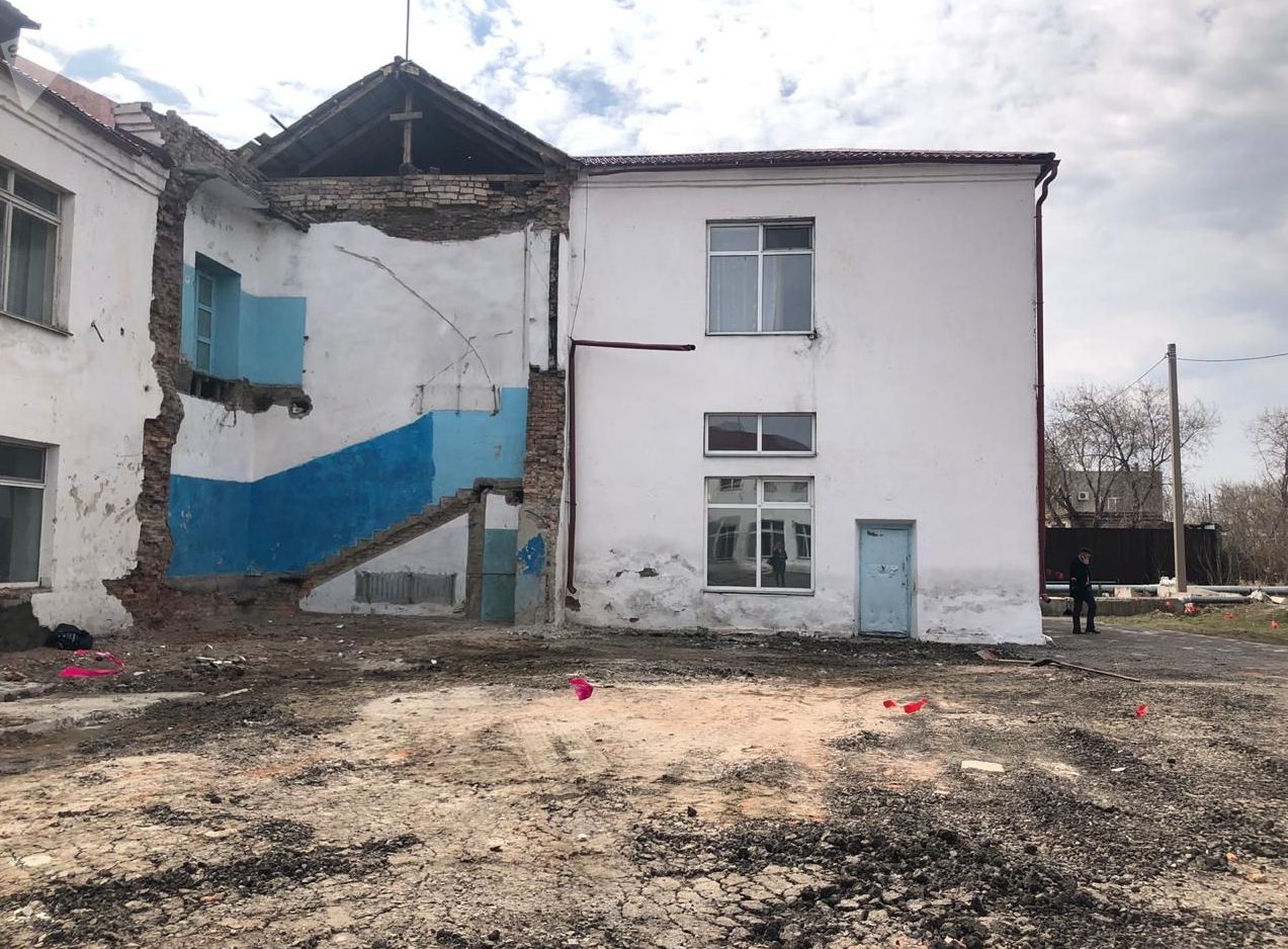 Обрушение аварийного выхода в школе в городе Тайынша Северо-Казахстанской области