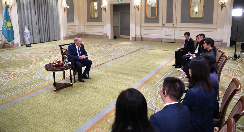 Нурсултан Назарбаев дает интервью китайским журналистам