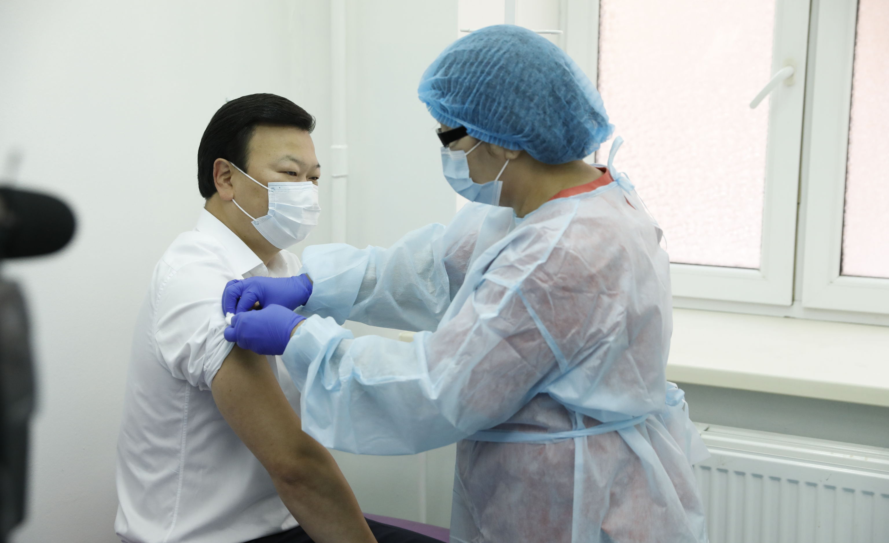 Министр здравоохранения Казахстана Алексей Цой одним из первых вакцинировался от сезонного гриппа
