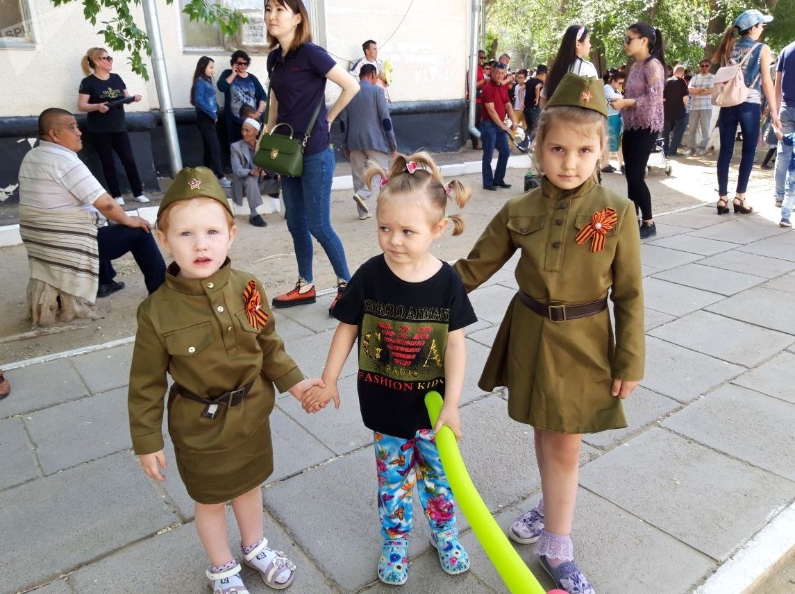 Юные жители Байконыра примерили наряды в стиле милитари