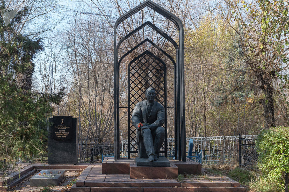 Обелиск писателю Габиту Мусрепову на кладбище Кенсай в Алматы