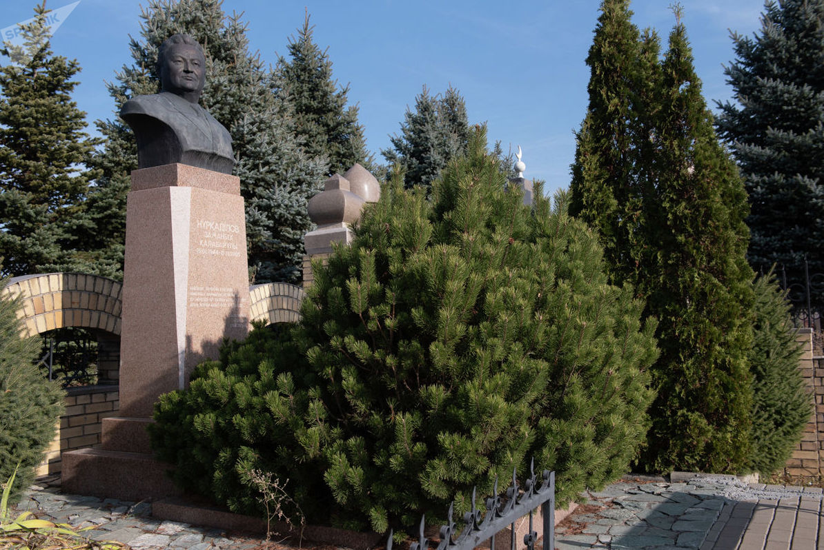 Надгробие бывшего акима Алматы Заманбека Нуркадилова на кладбище Кенсай