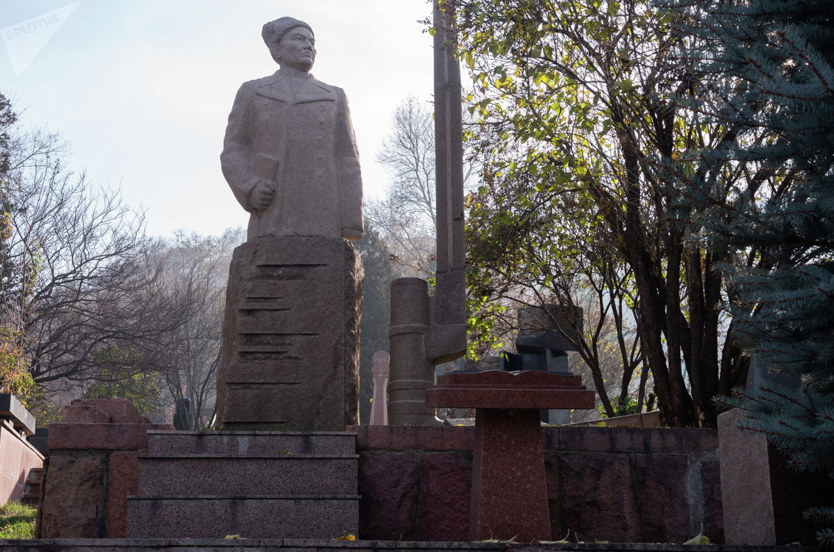 Над могилой героя Советского союза, писателя Бауыржана Момышулы установлен его скульптурный портрет с винтовкой
