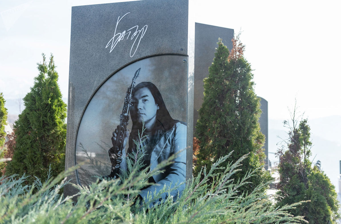 На могиле известного певца Батырхана Шукенова на Кенсайском кладбище 