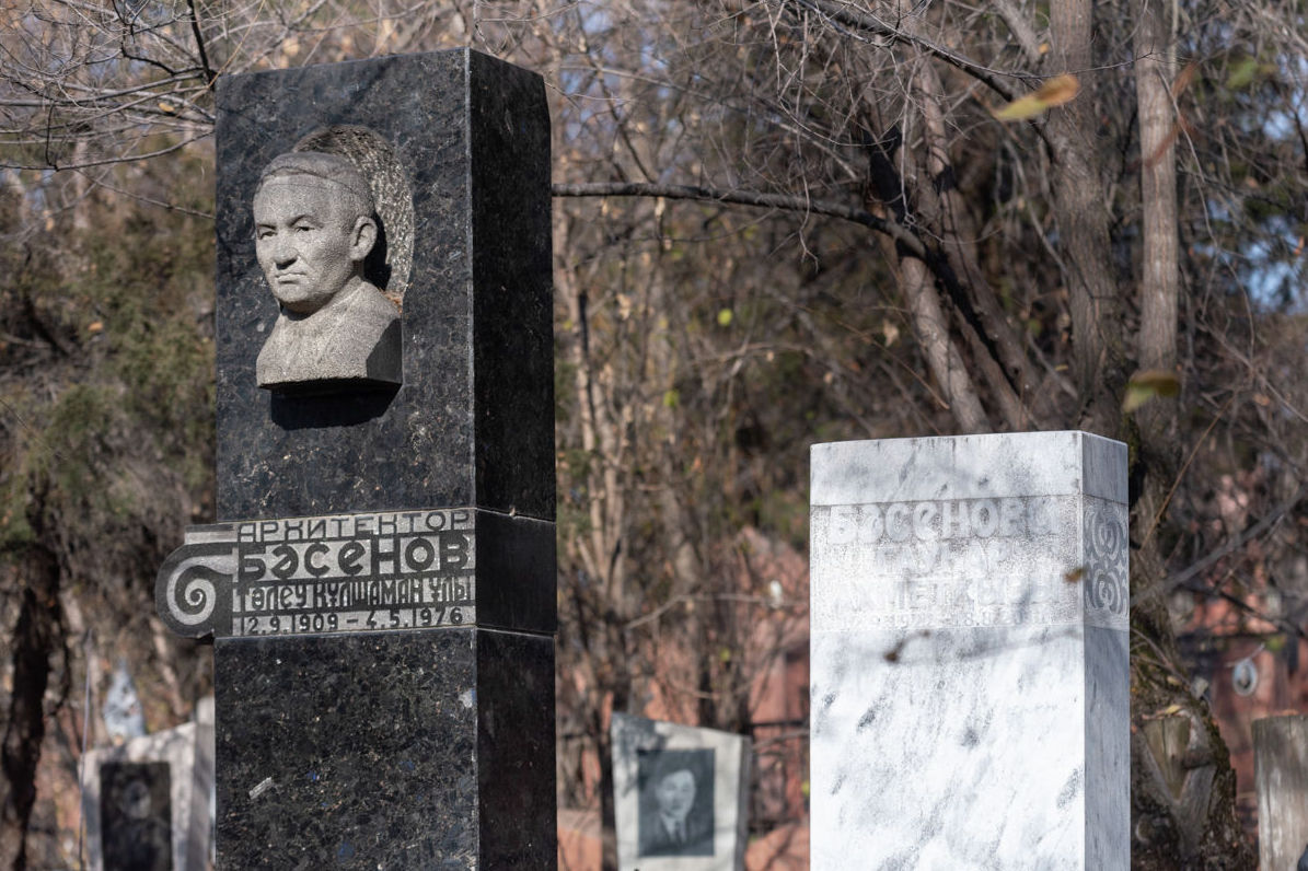 Архитектор Толеу Басенов похоронен недалеко от места захоронения Динмухамеда Кунаева