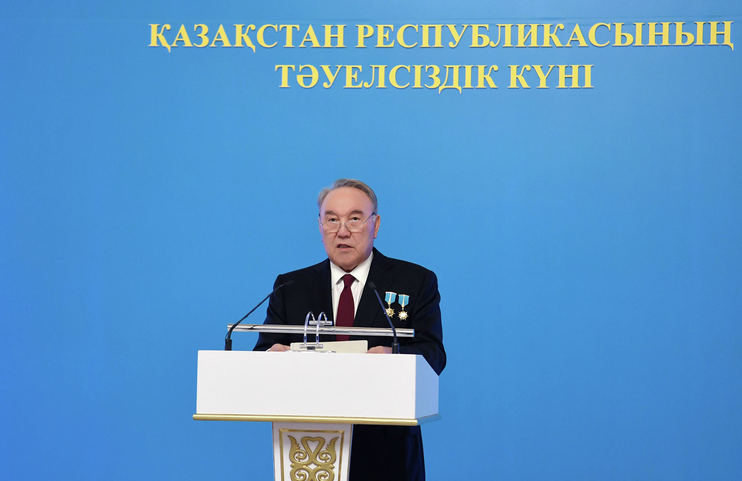 Нурсултан Назарбаев во время торжественного концерта накануне Дня независимости Казахстана