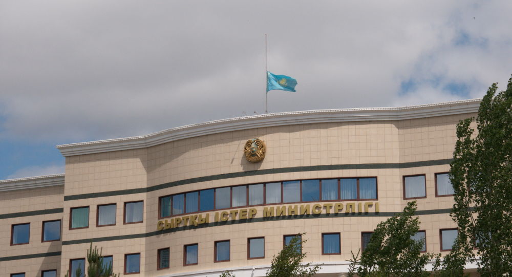 Приспущенные флаги на зданиях в связи с трауром в Казахстане, архивное фото