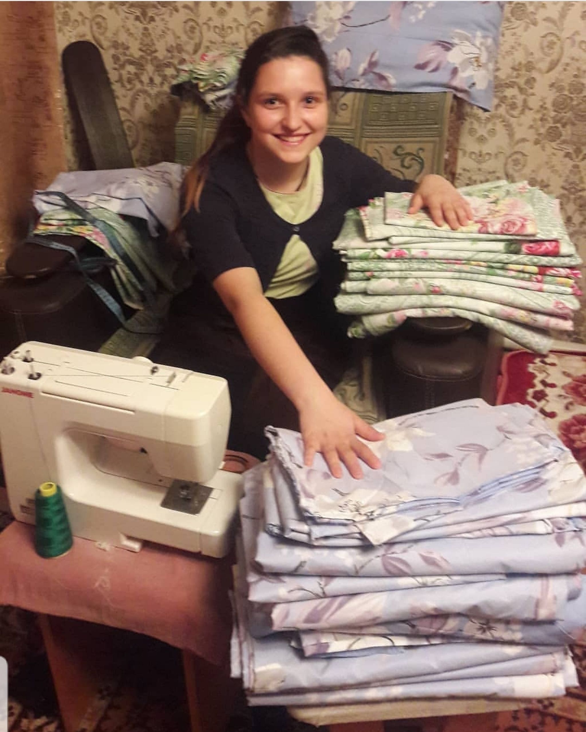 Одна из дочерей Кабылбаевых занимается шитьем