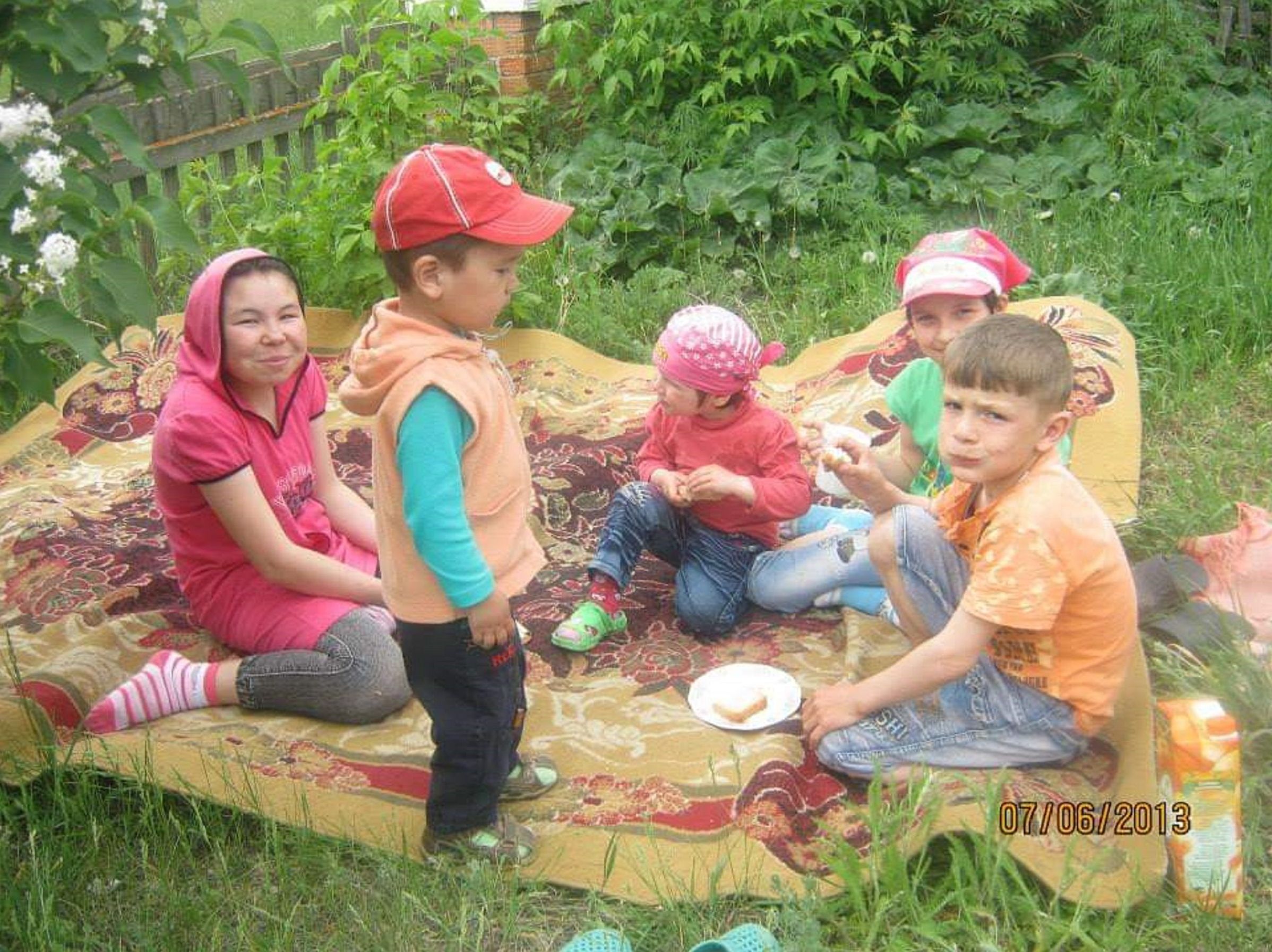 Дети семьи Кабылбаевых на пикнике во дворе