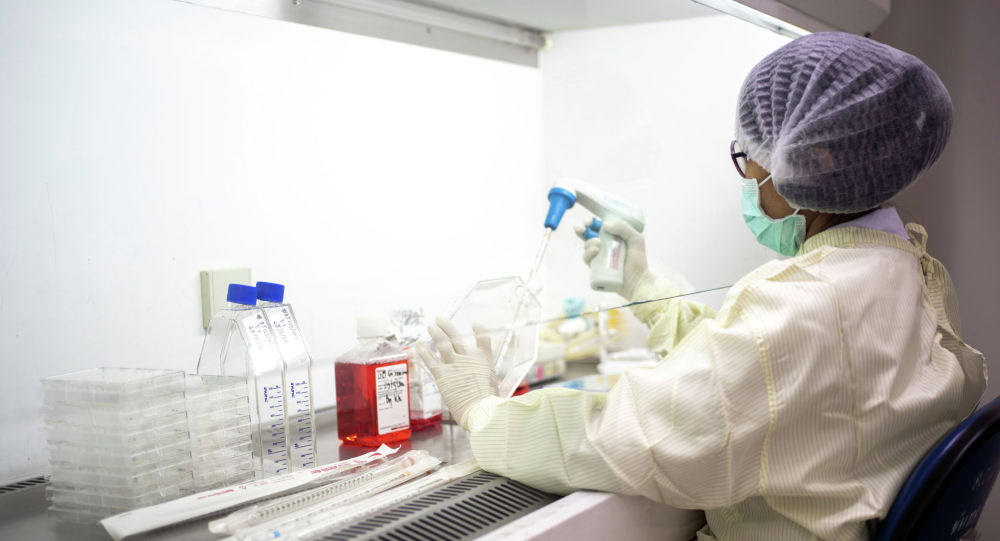 Сотрудник лаборатории проводит исследования, связанные с коронавирусом 
