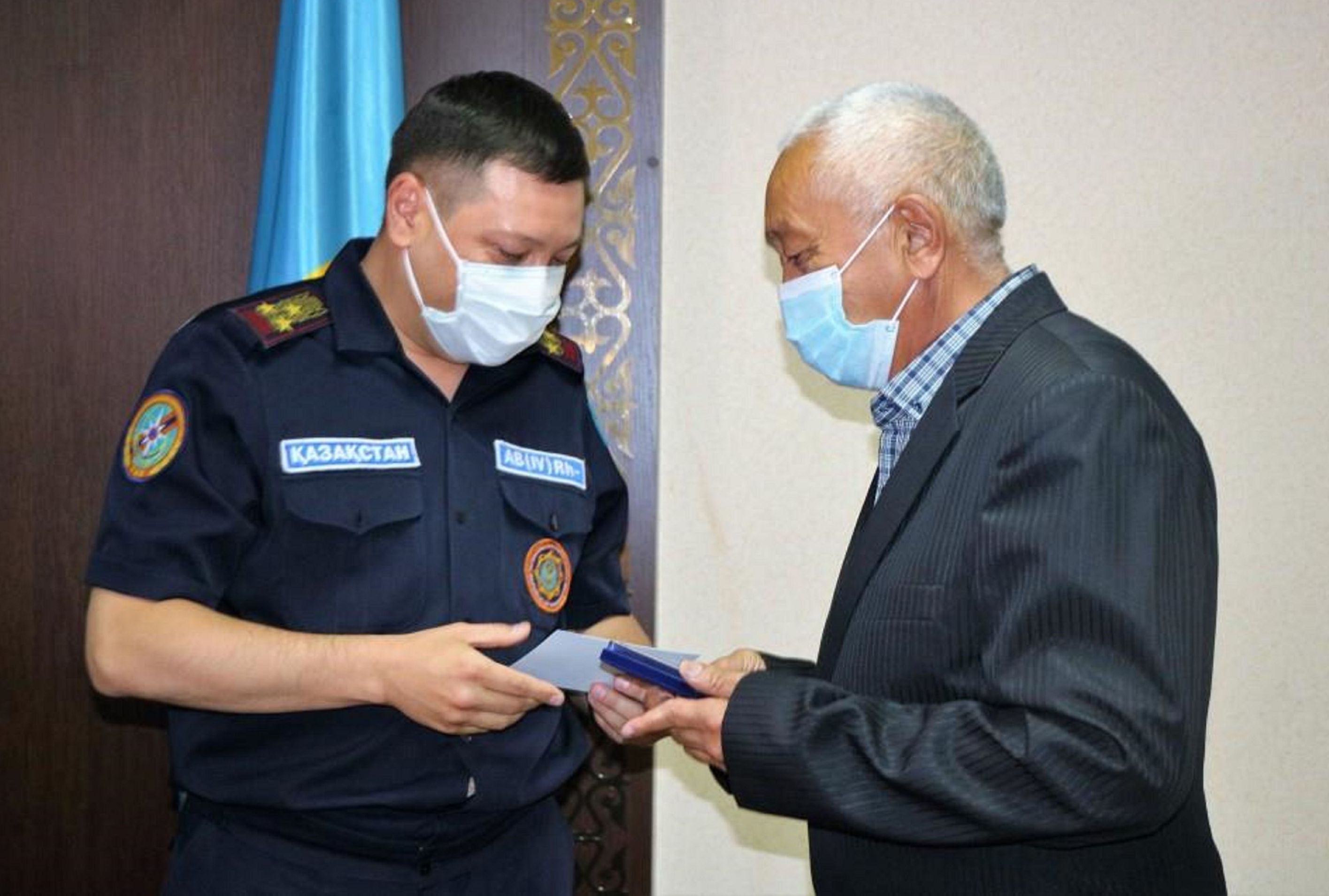 В департаменте по чрезвычайным ситуациям в Петропавловске наградили за спасение людей 