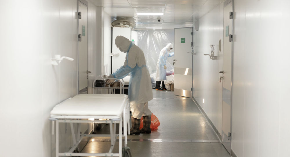Медики проводят дезинфекцию в госпитале с коронавирусом в Алматы