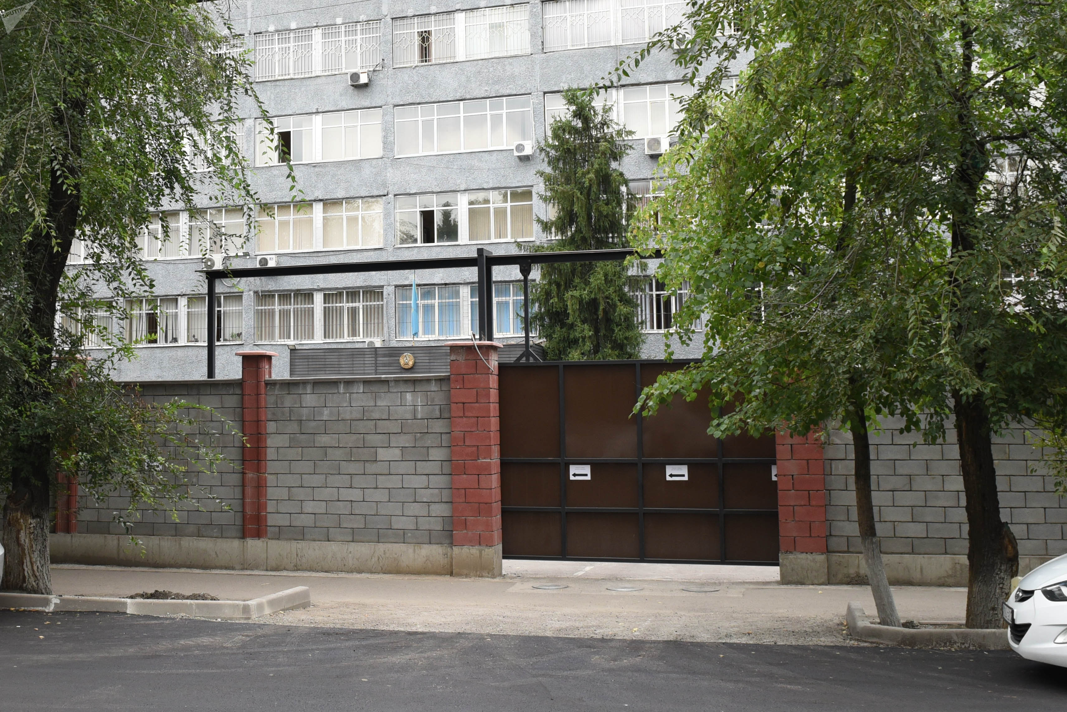 Здание Алмалинского РУВД обнесли забором 