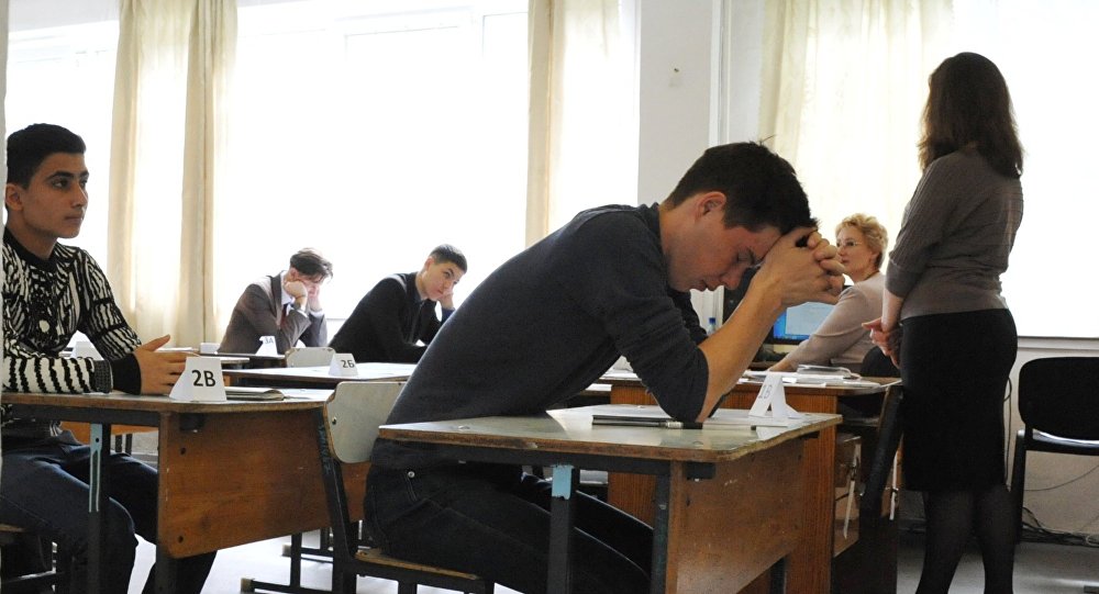 Ученики во время экзамена, архивное фото