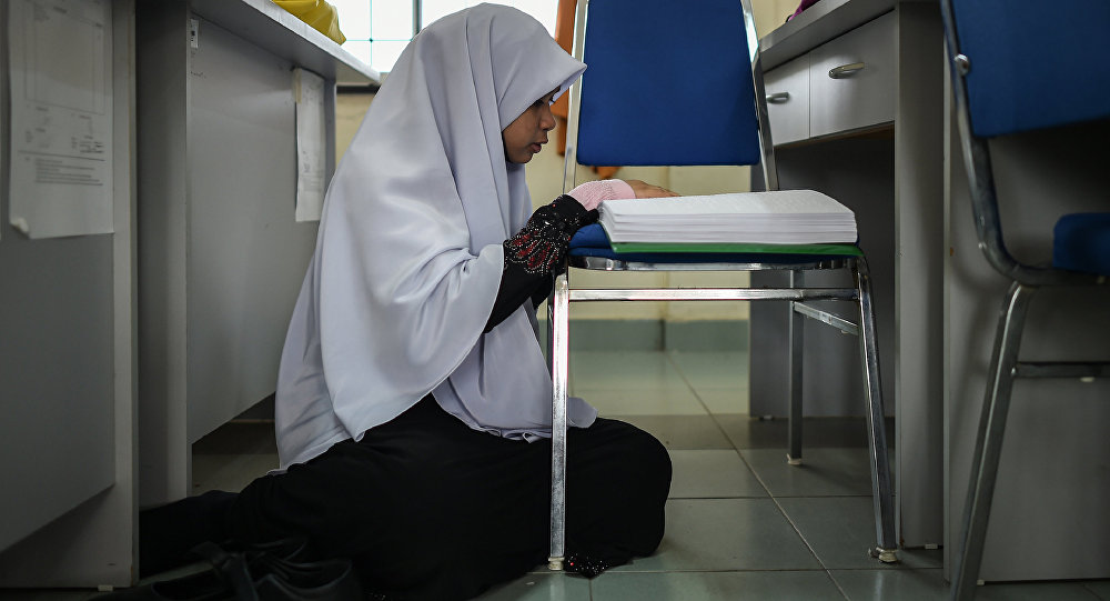 Хиджаб киетін он алты оқушының ата-анасына айыппұл салынды